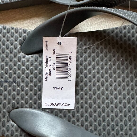 Old Navy Grey Oyster Flip-Flop Sandals for Kids (Partially Plant-Based) - Picture 6 of 9